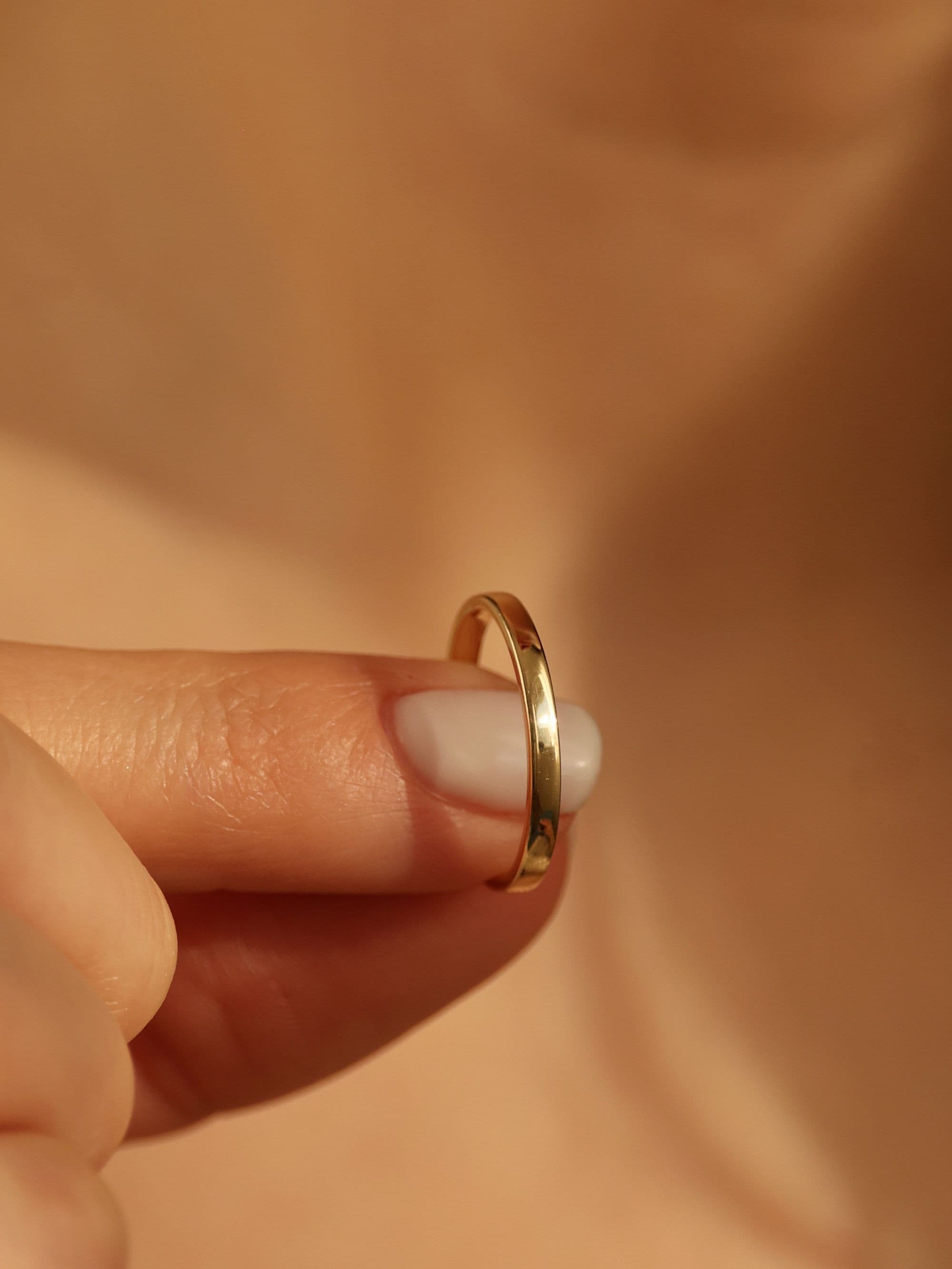 Classic 2mm Wedding Ring with finger