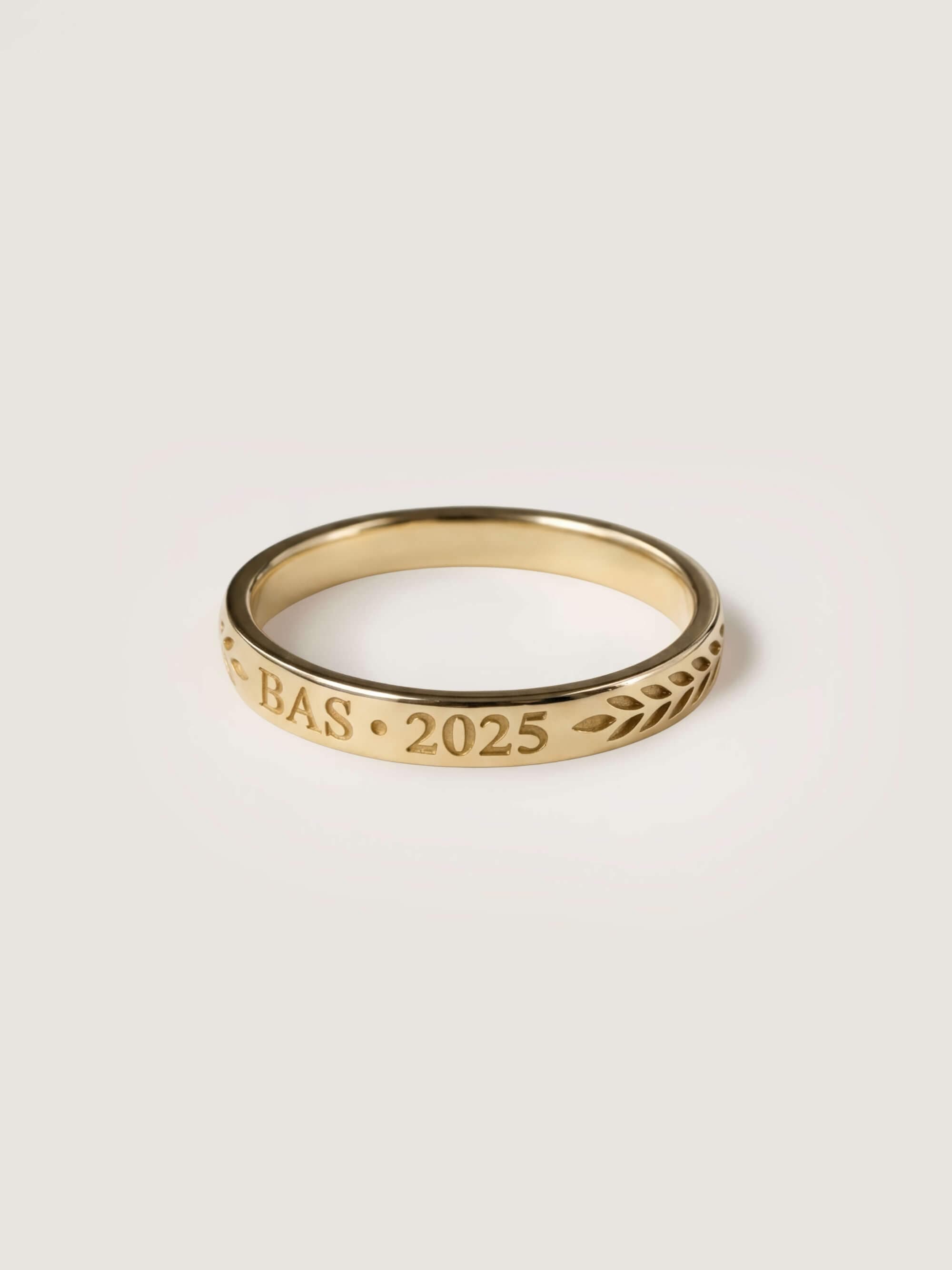 Classic Graduation Ring in yellow gold