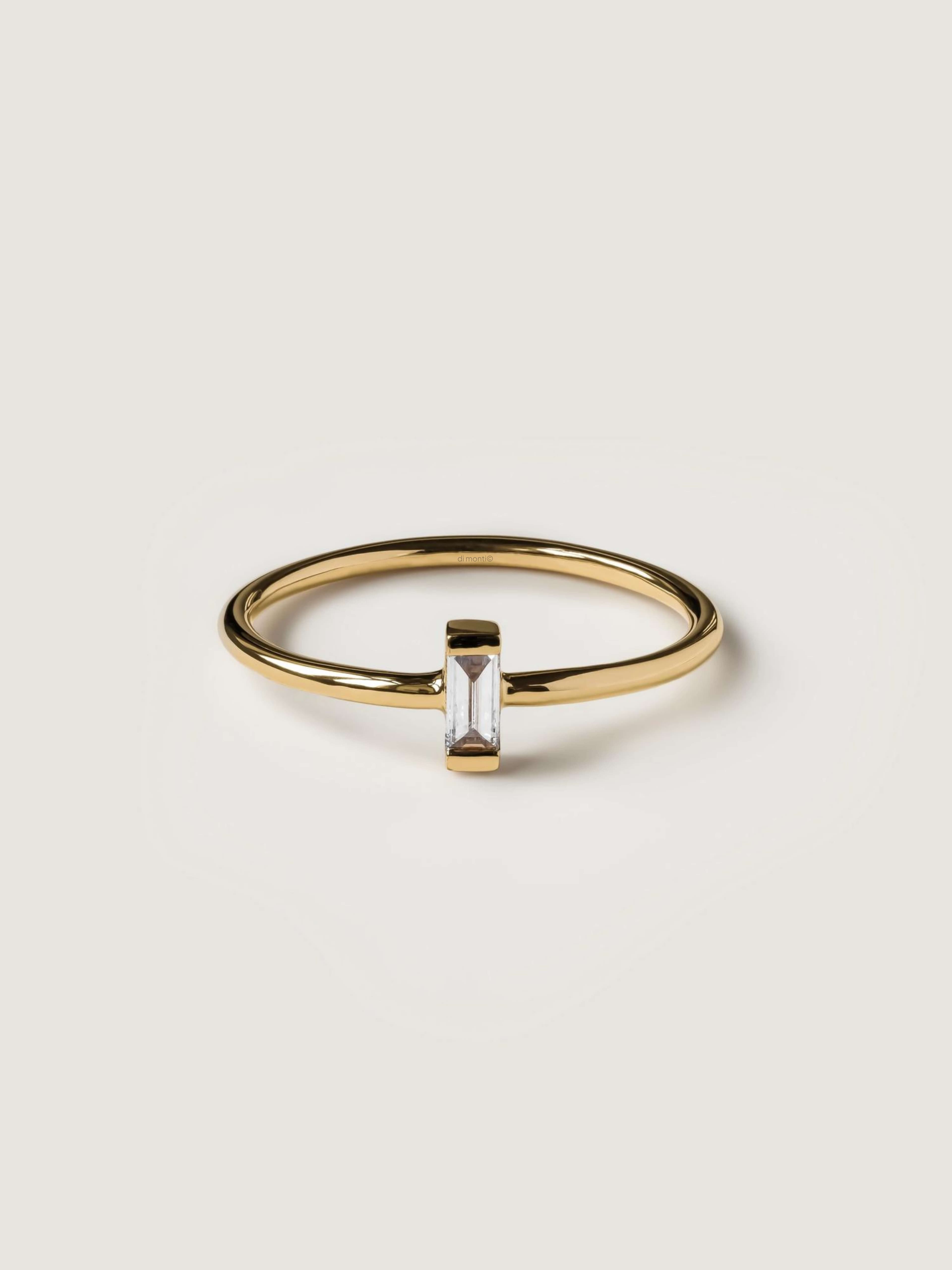 Baguette Ring in yellow gold