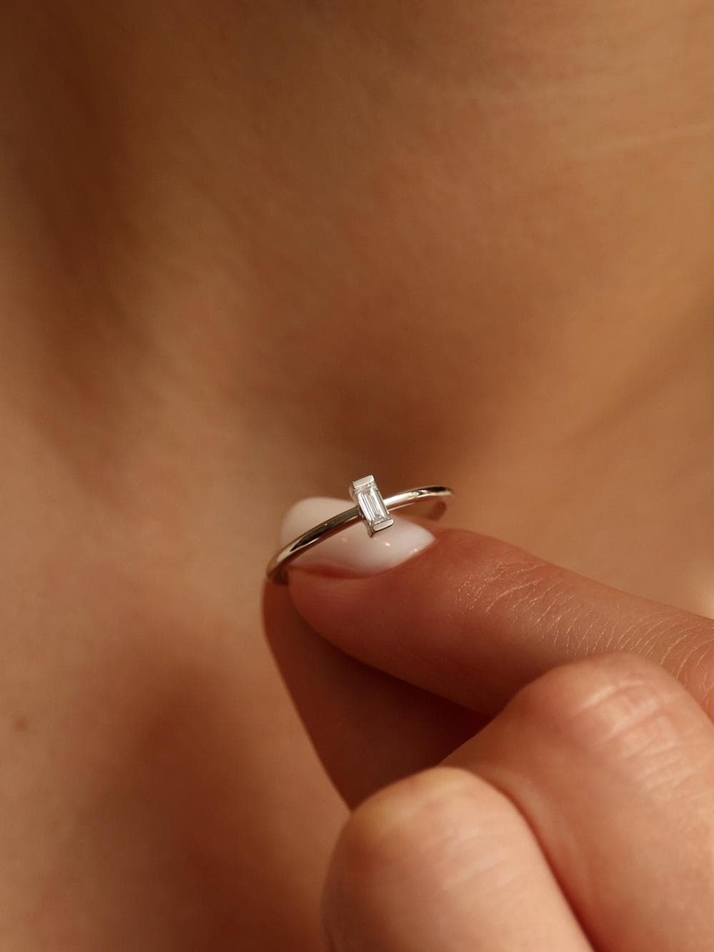 Baguette Ring studio view white gold v4