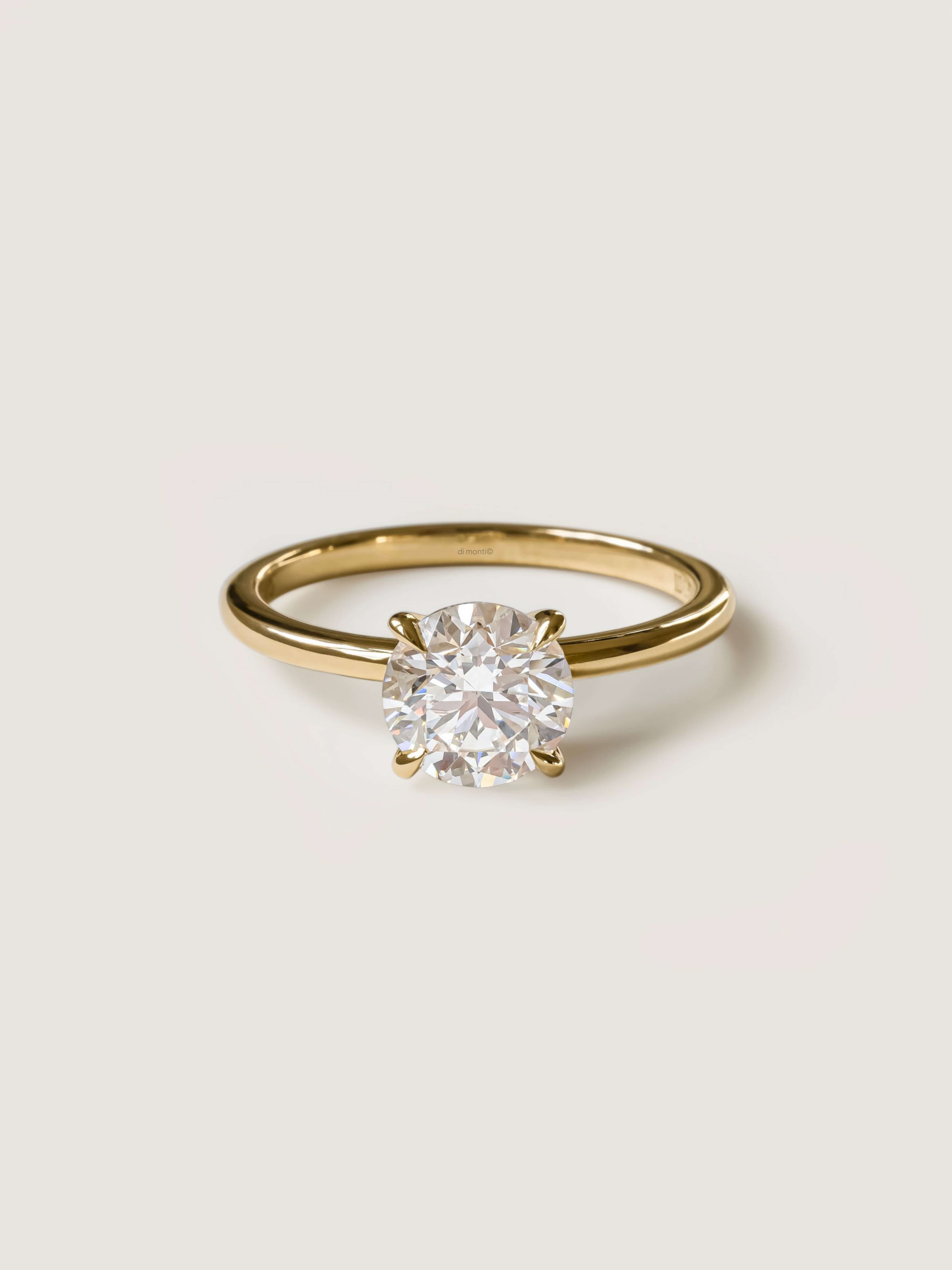 Classic Ring M in yellow gold