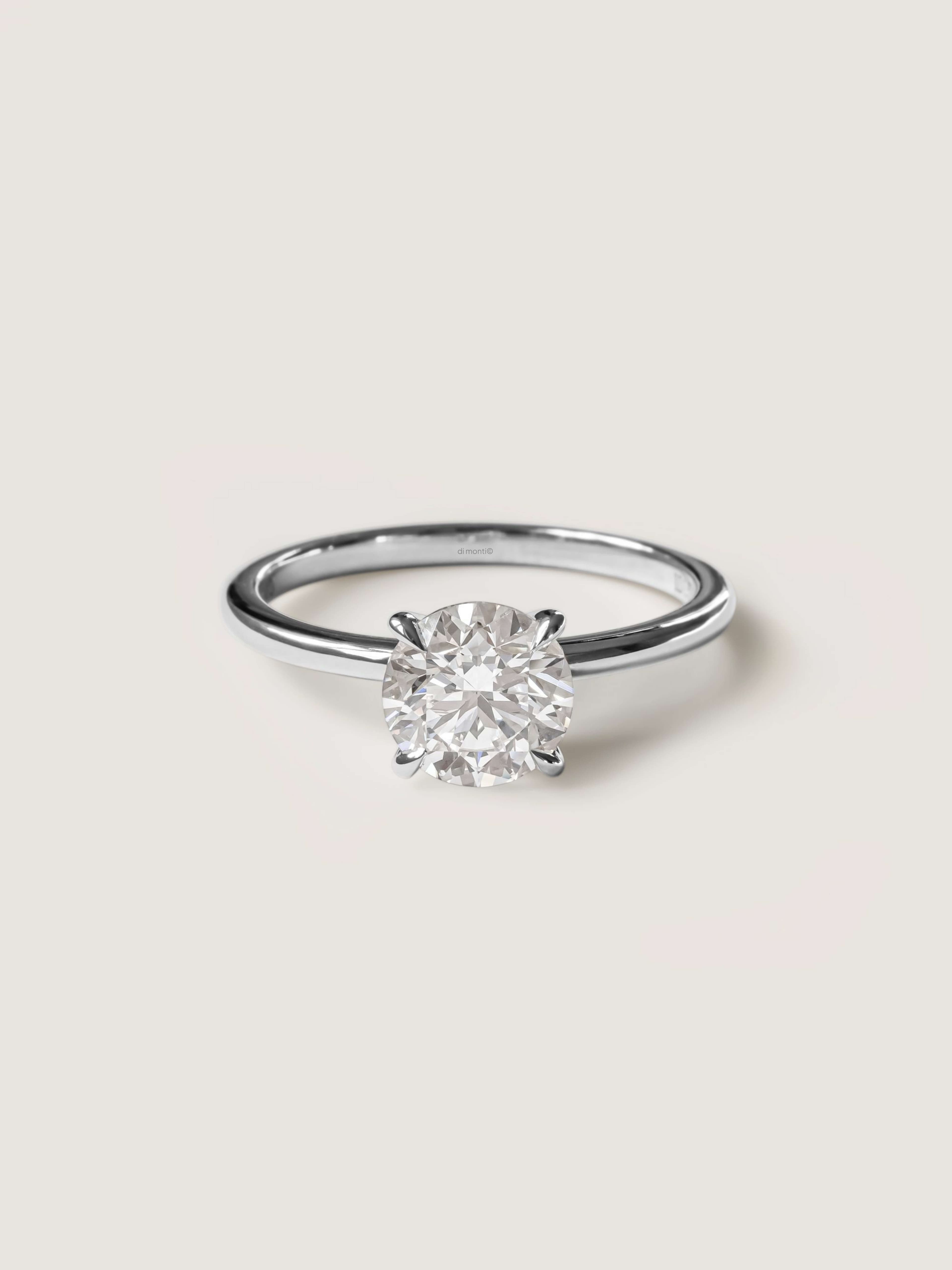 Classic Ring M in white gold