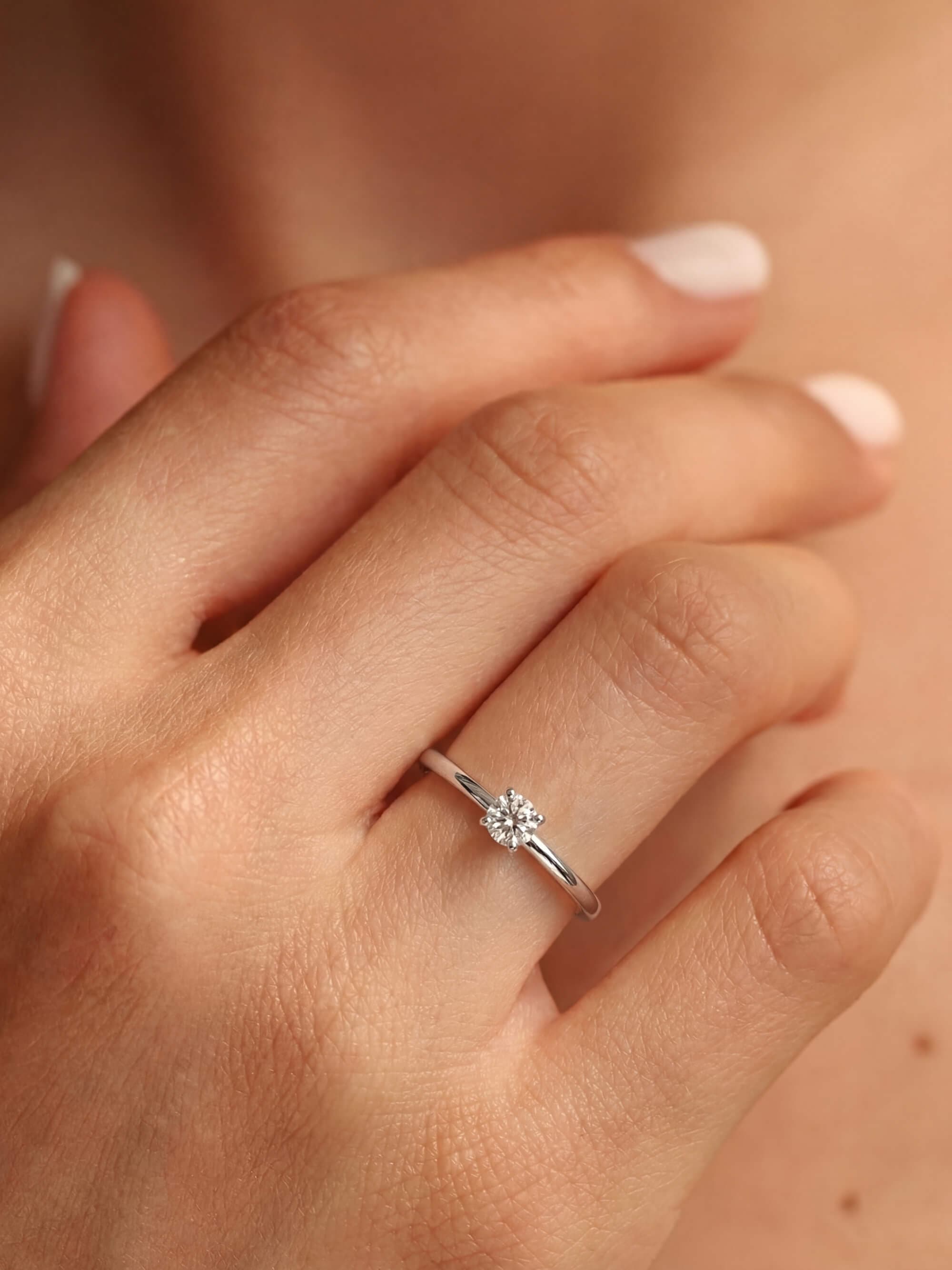 Classic Ring on hand white gold