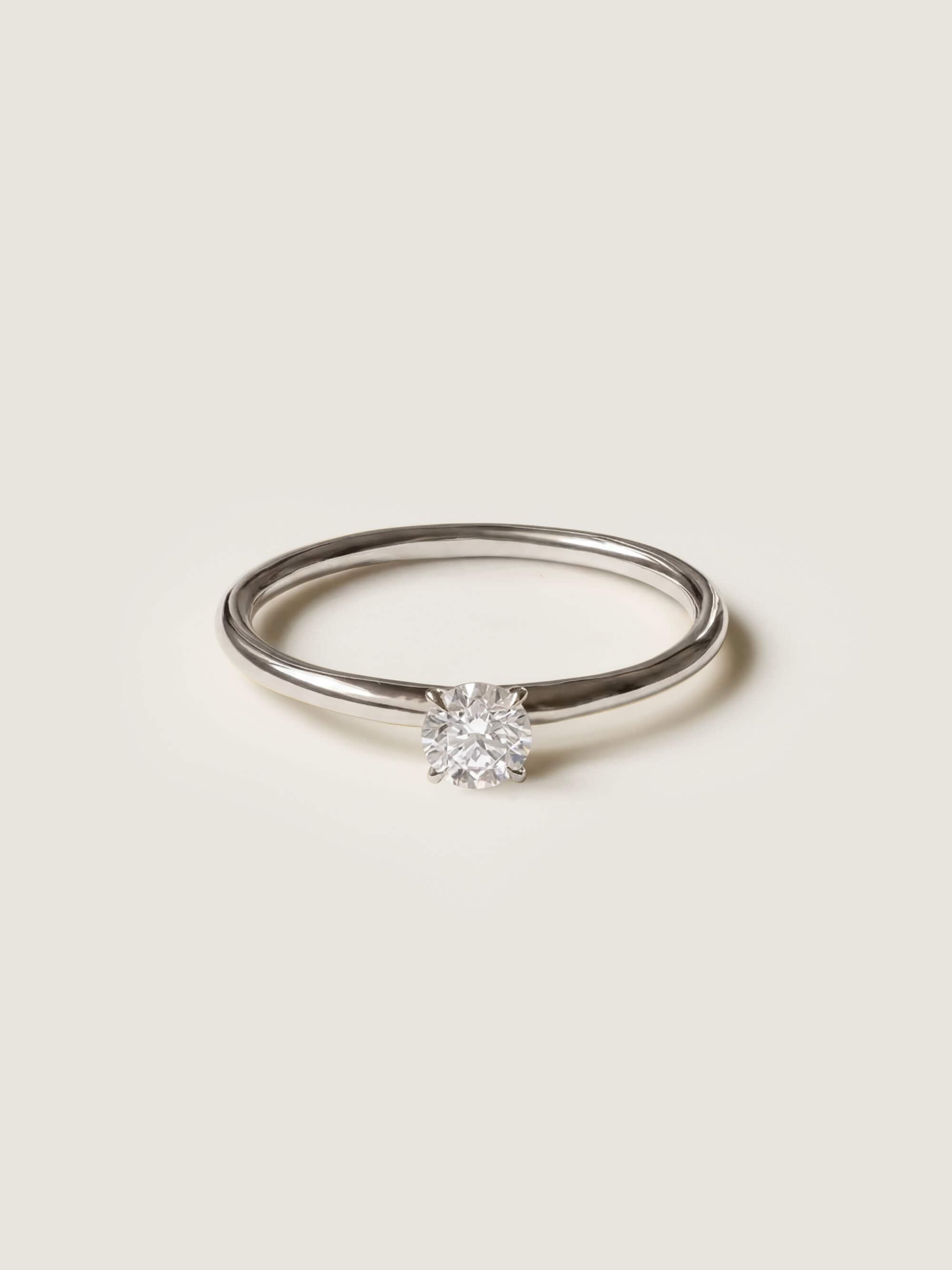 Classic Ring in white gold