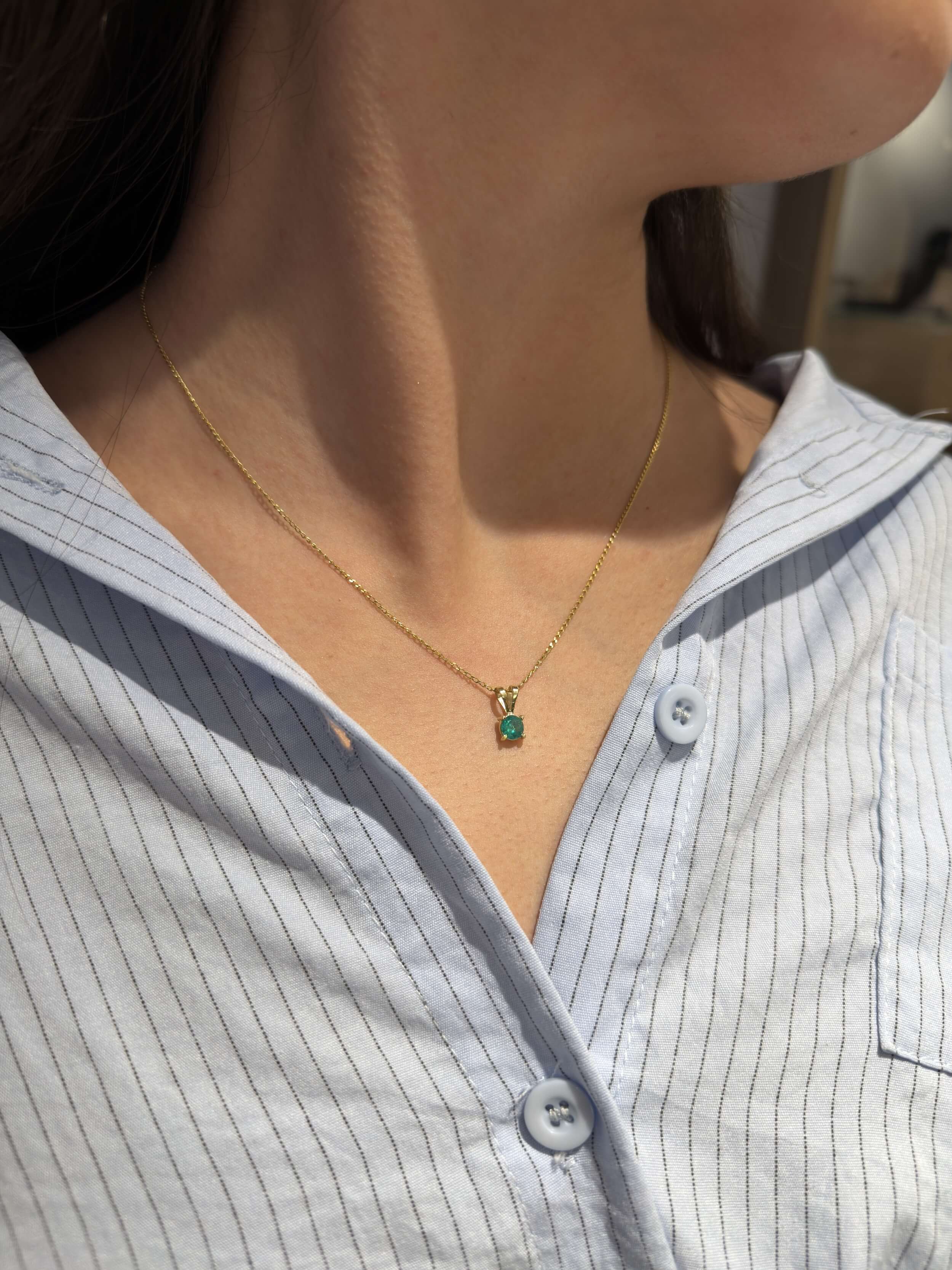 Round Emerald Pendant in 18k yellow gold