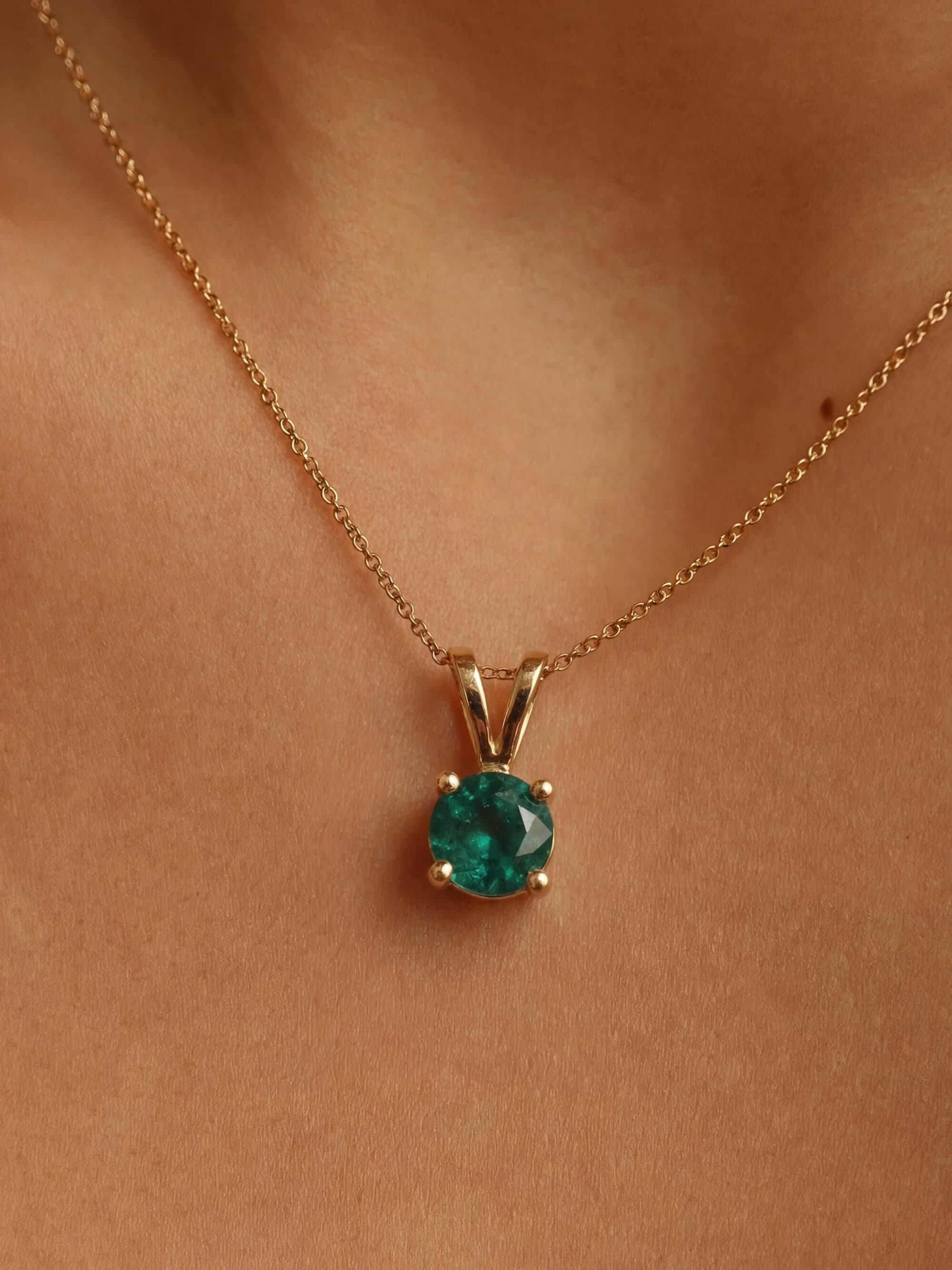Round Emerald Pendant front in 18k yellow gold