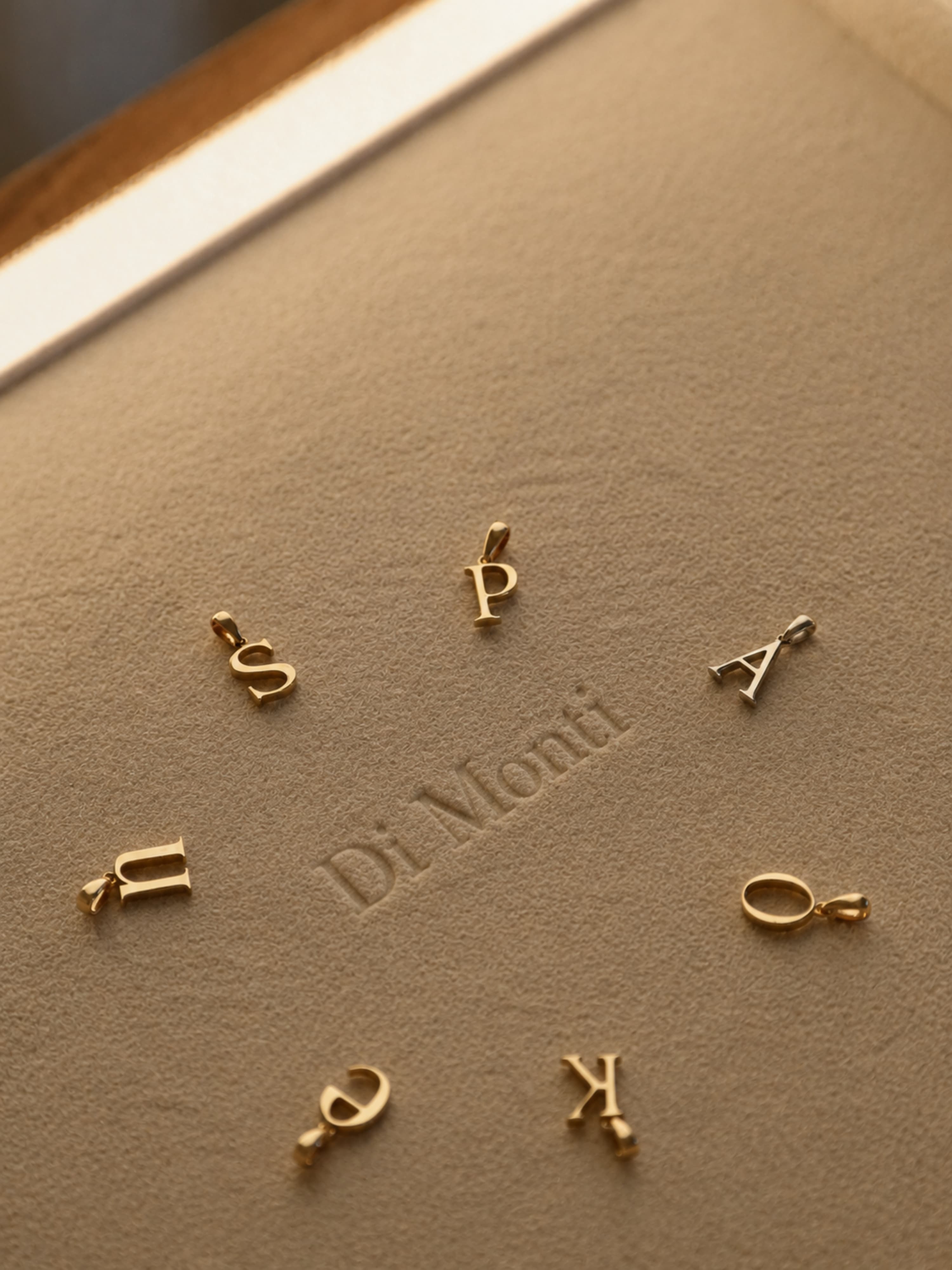 Initial Pendant letters in 18k gold