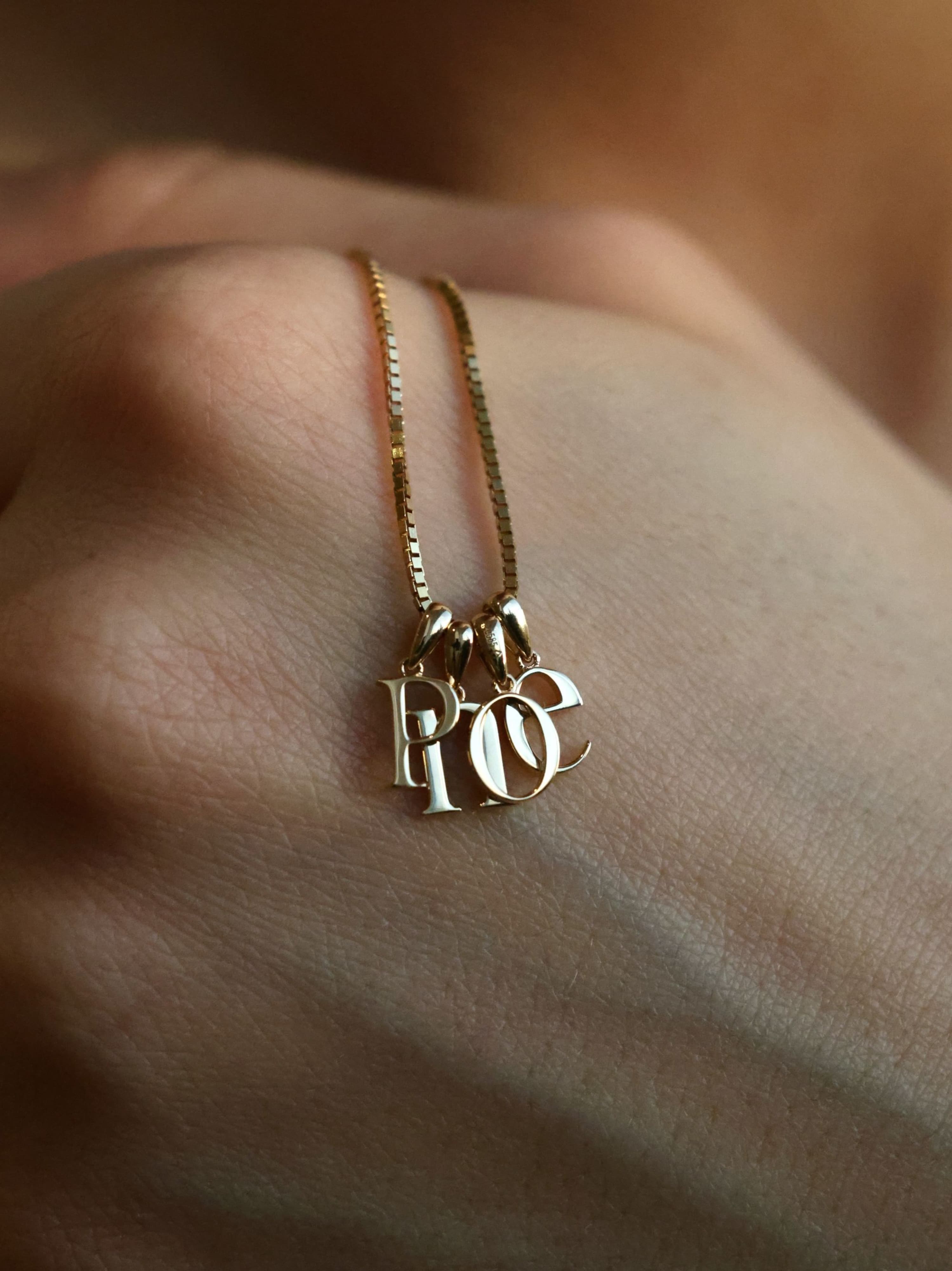 Initial Pendant letter collection in 18k gold