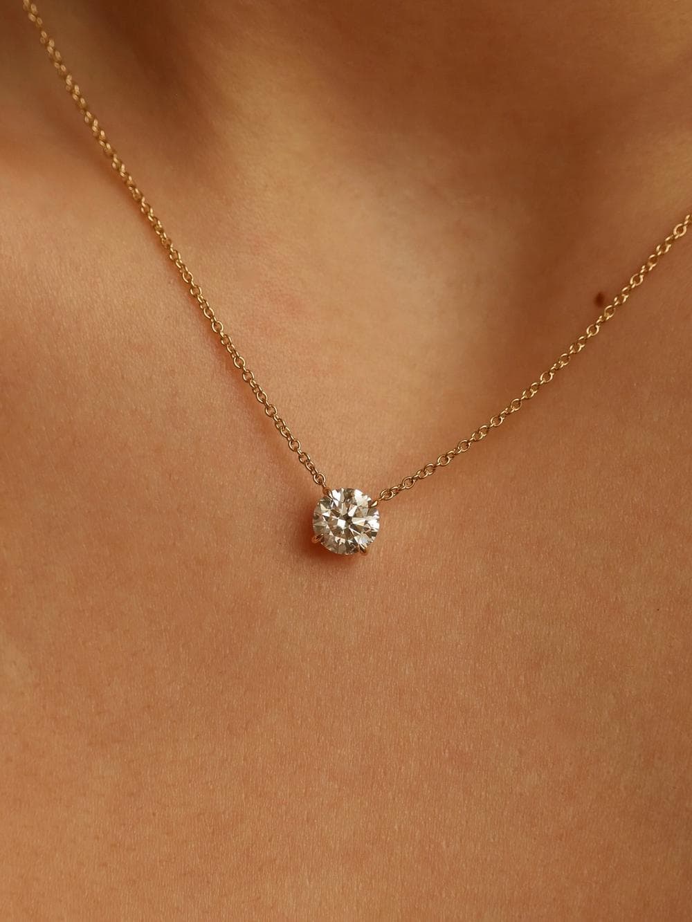 Round Brilliant Pendant in yellow gold