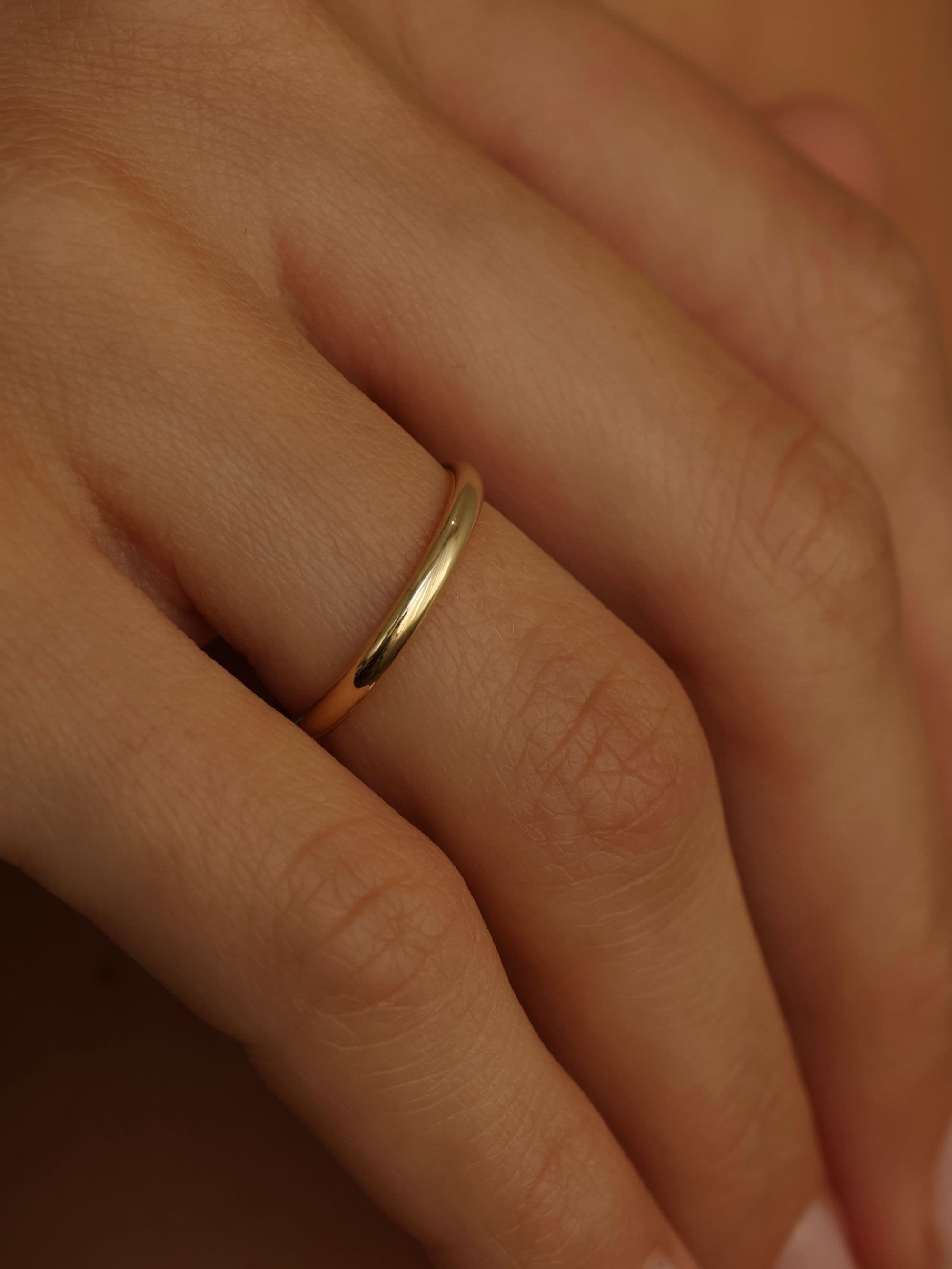 Classic 2 mm half-round wedding ring with hand