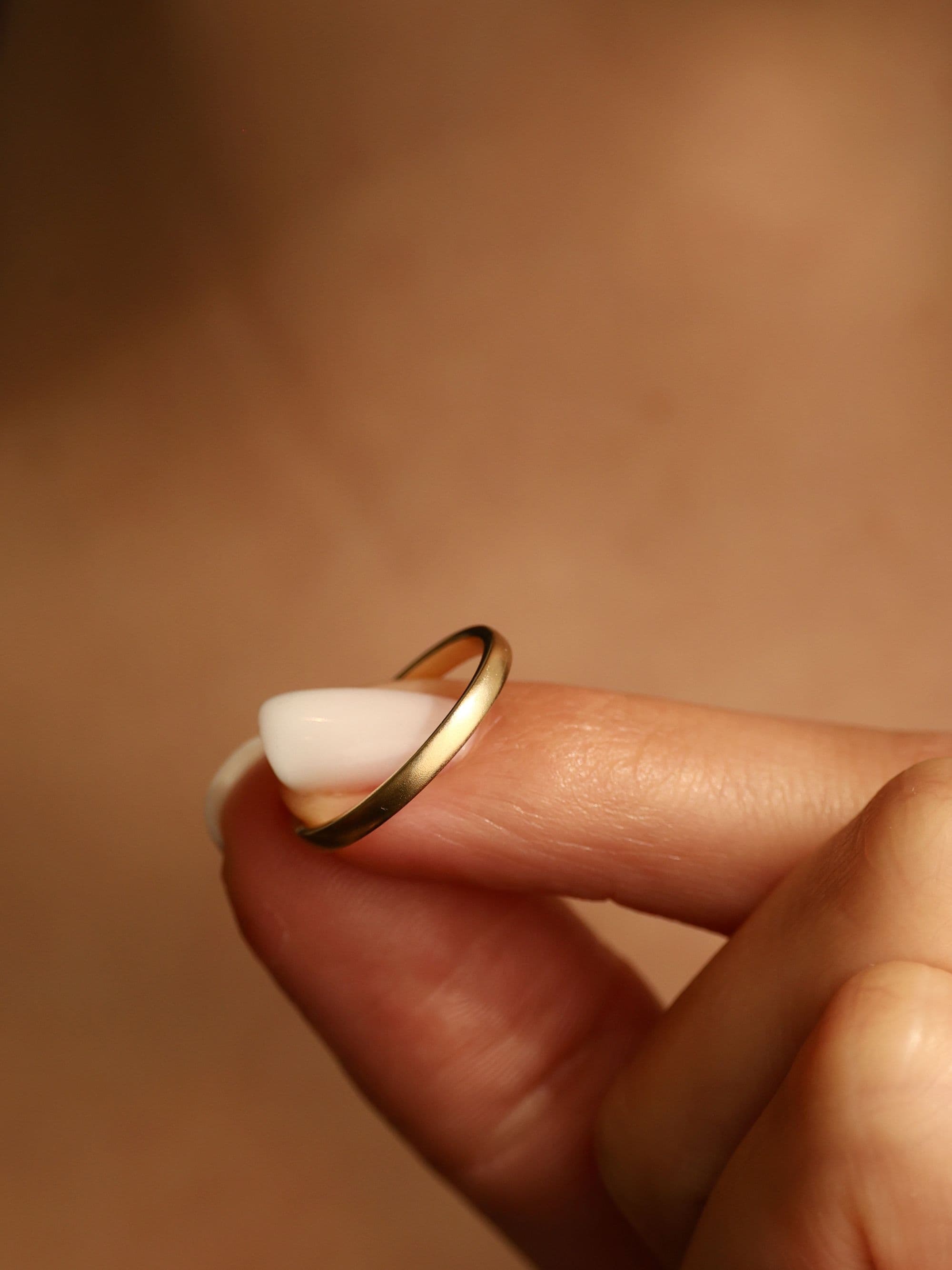 Classic 2mm Wedding Ring with finger