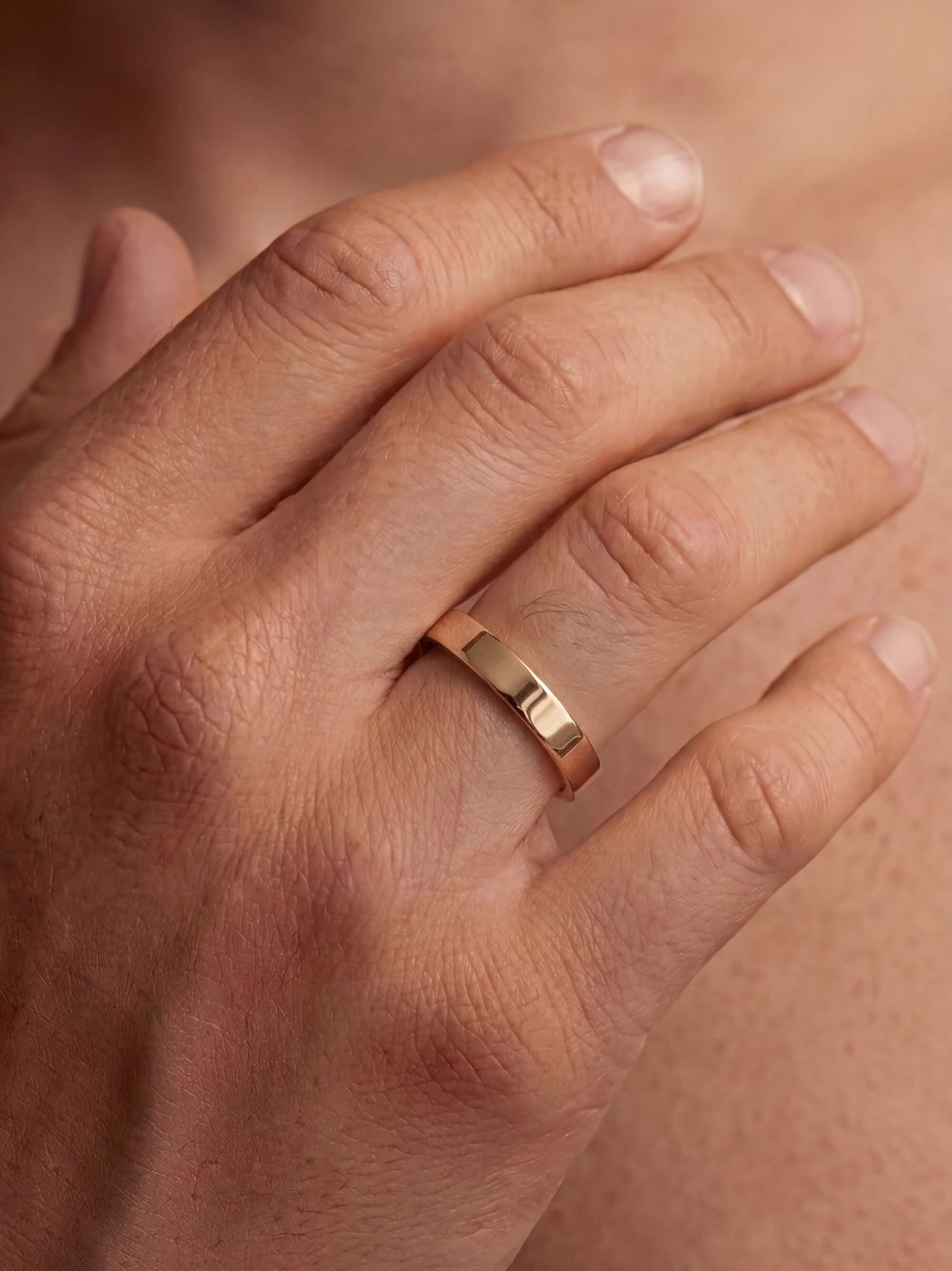 Classic 3 mm wedding band on man's hand