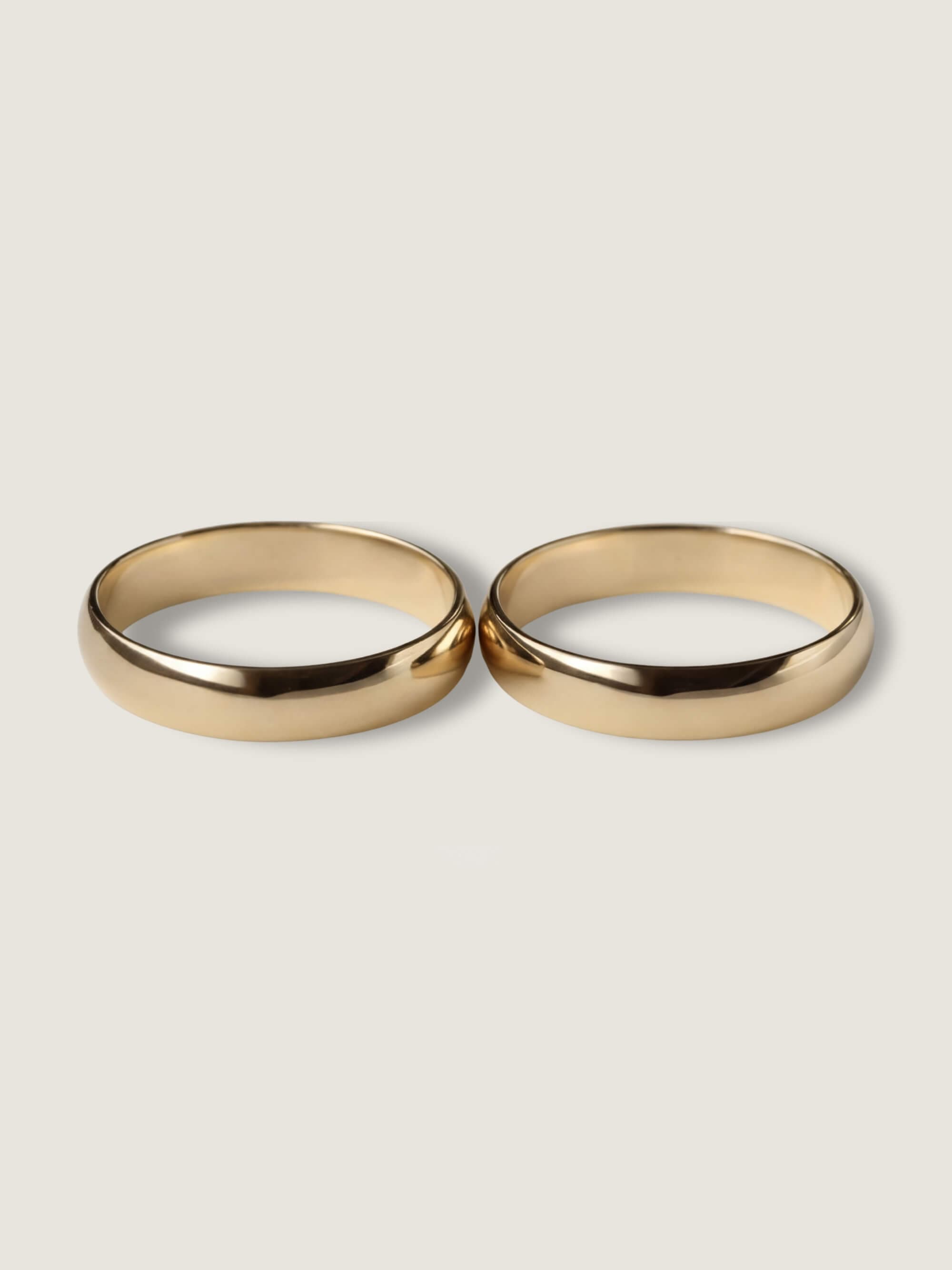 Classic half-round 5 mm duo wedding rings in yellow gold