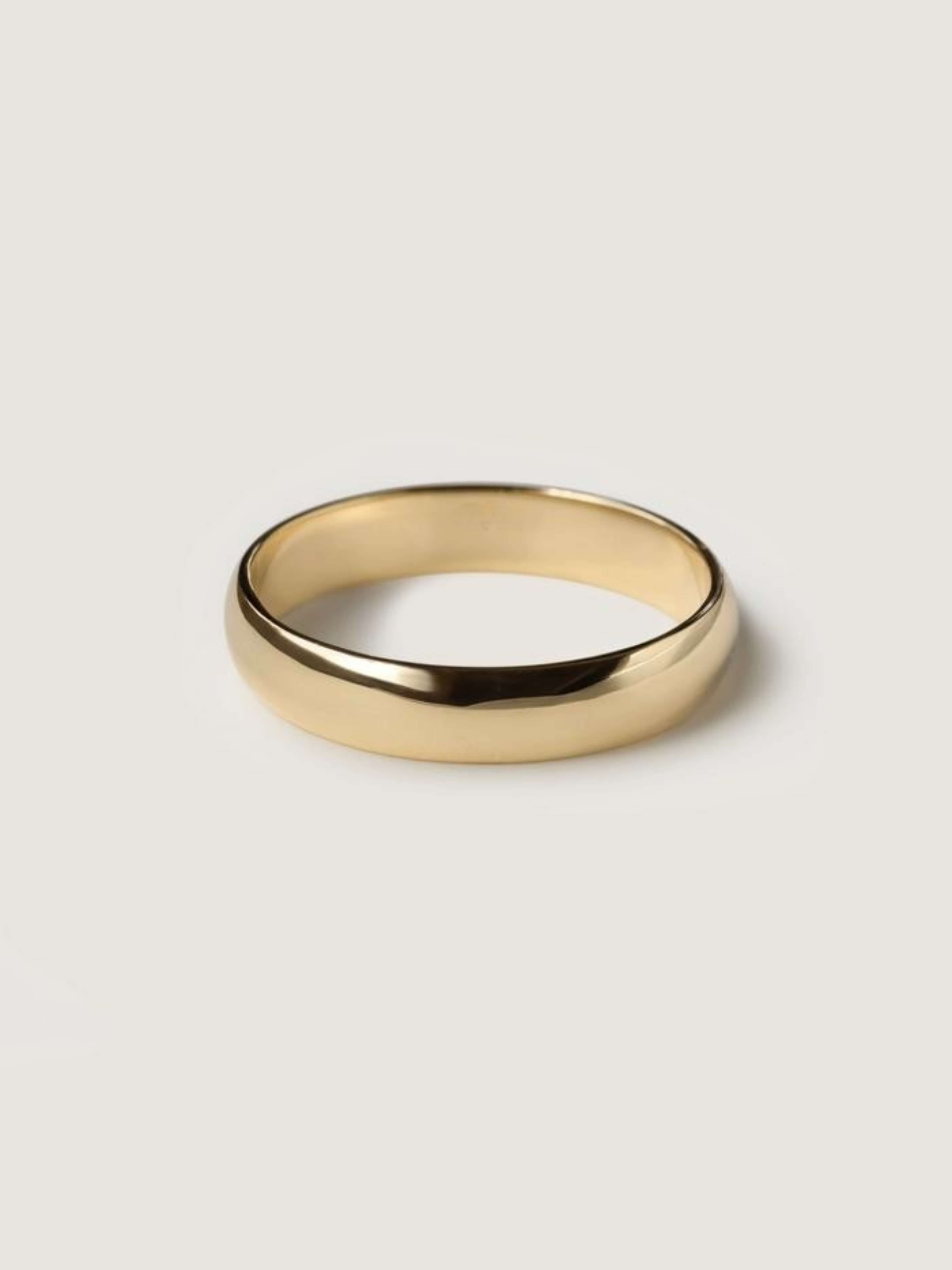 Classic 5 mm half-round men's wedding ring in yellow gold