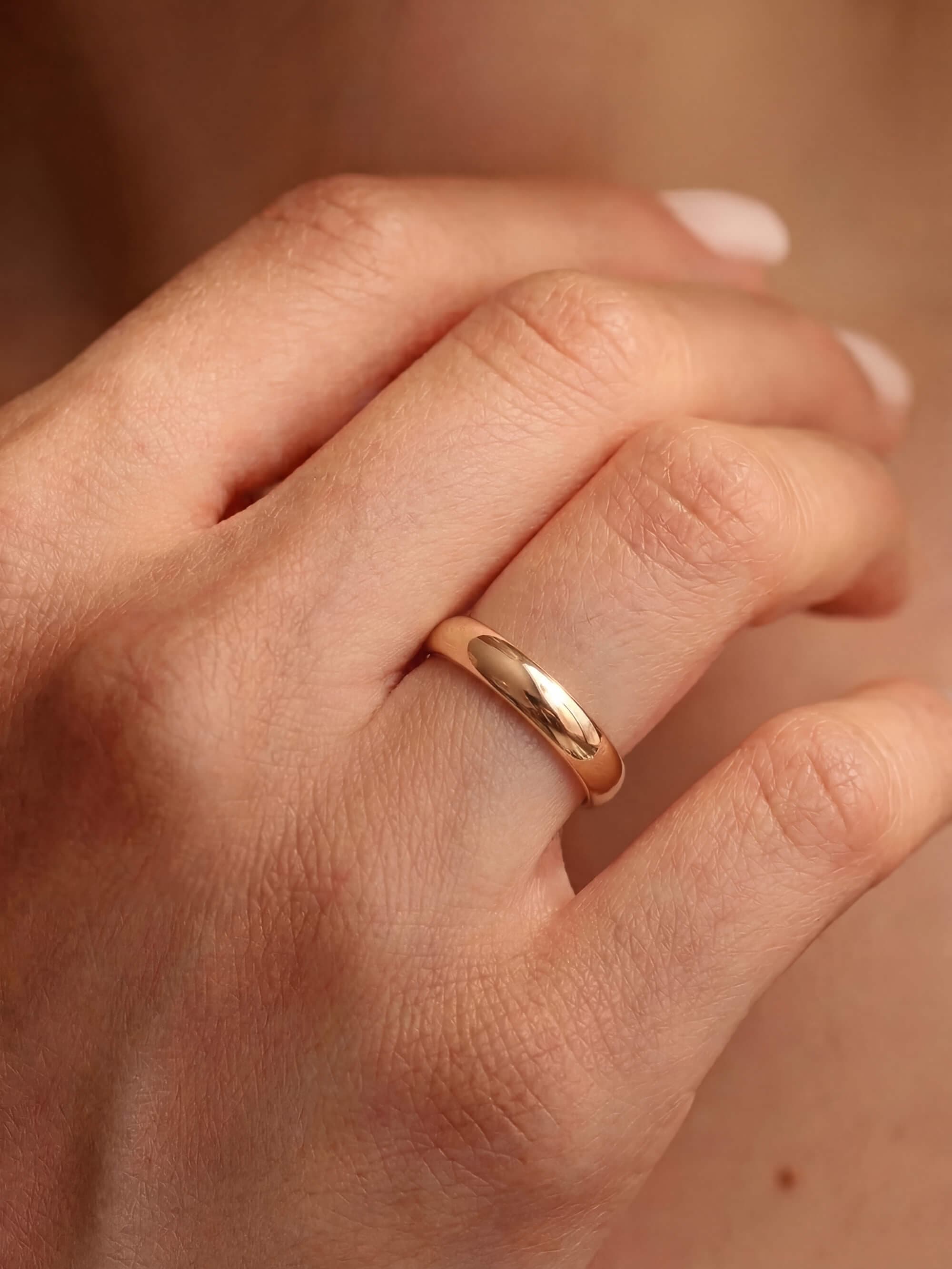 Classic 5 mm half-round wedding ring with hand