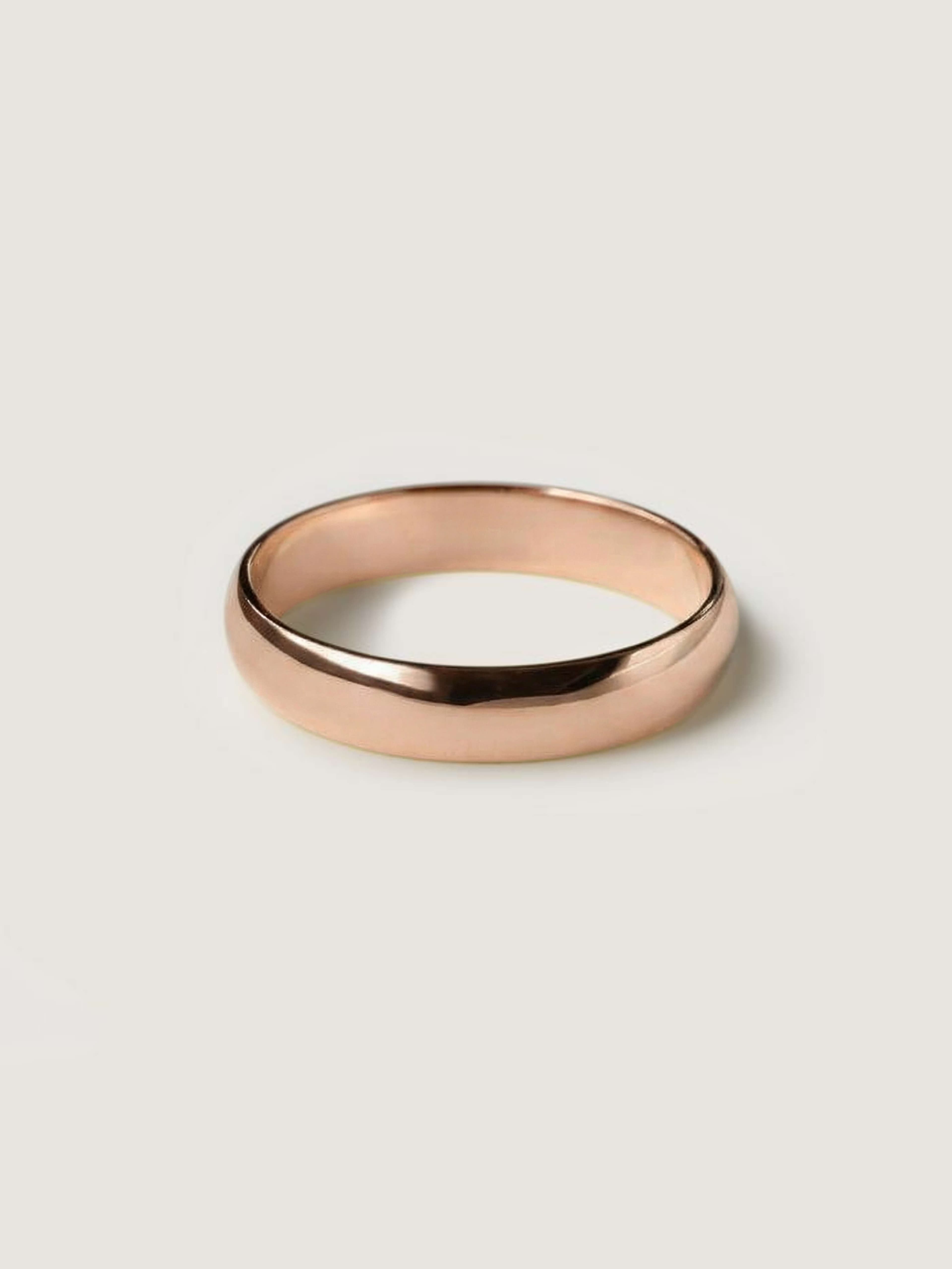 Classic 5 mm half-round men's wedding ring in rose gold
