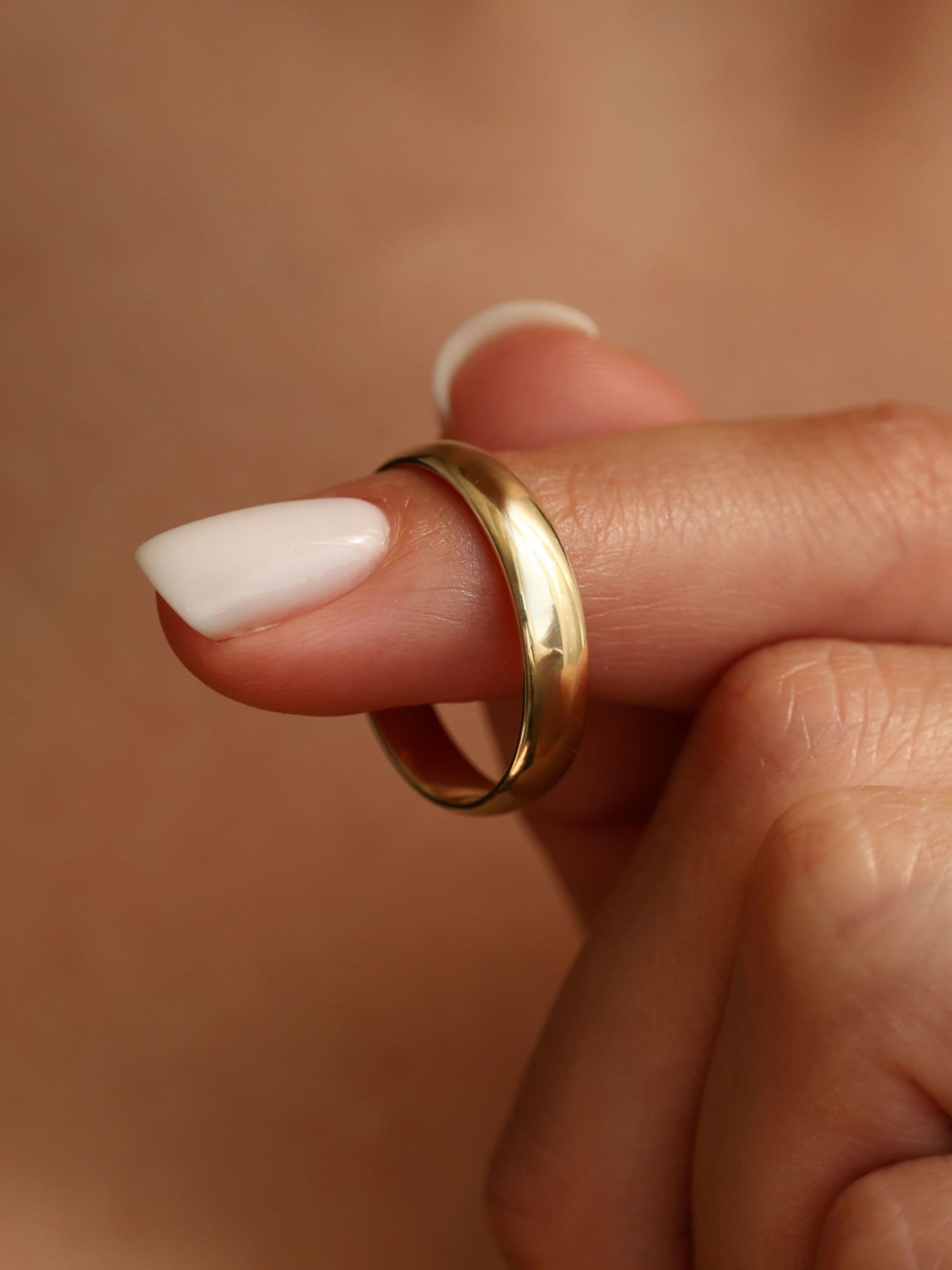 Classic 5 mm half-round wedding ring with subject
