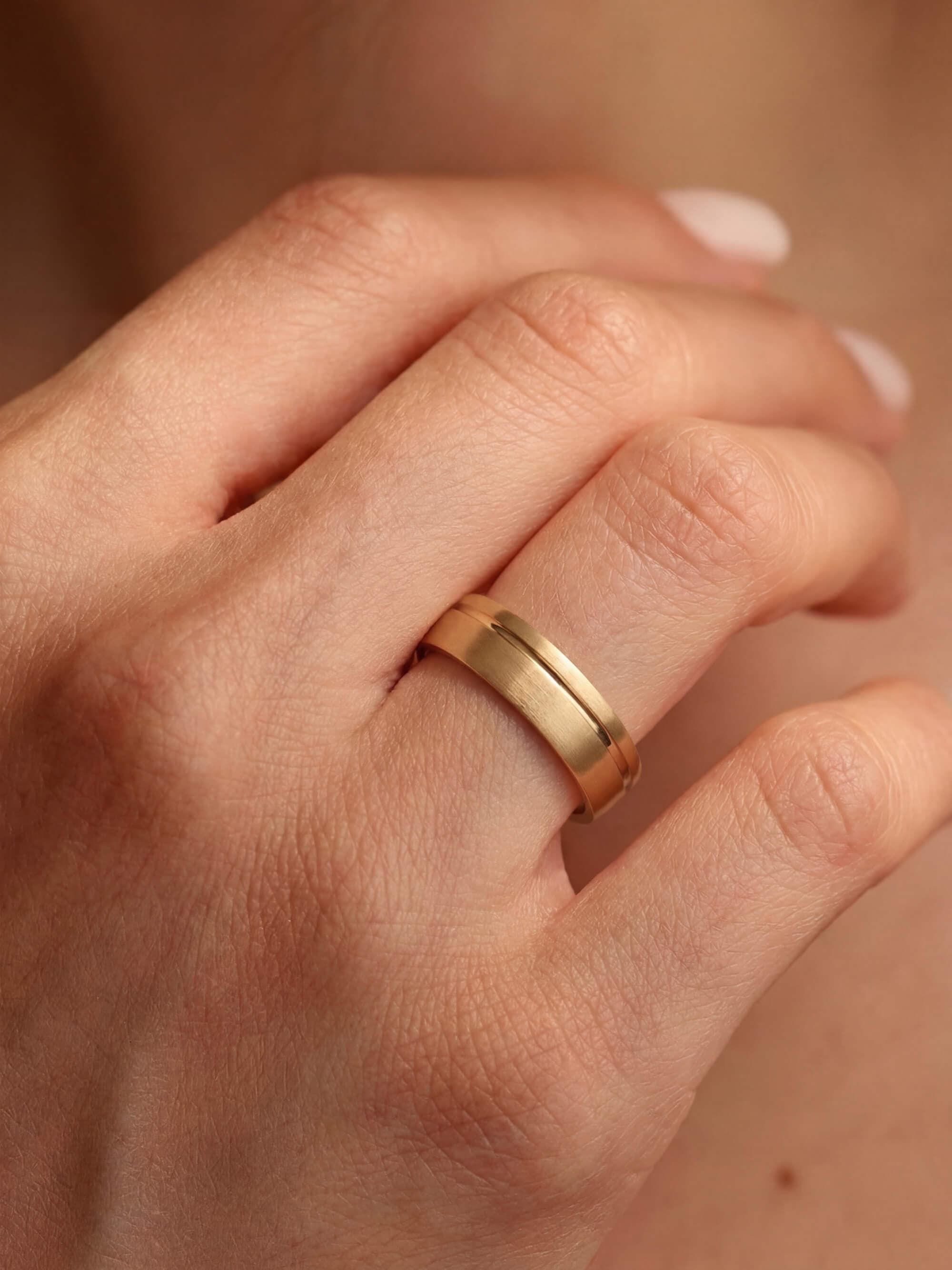 Horizon Ring on hand