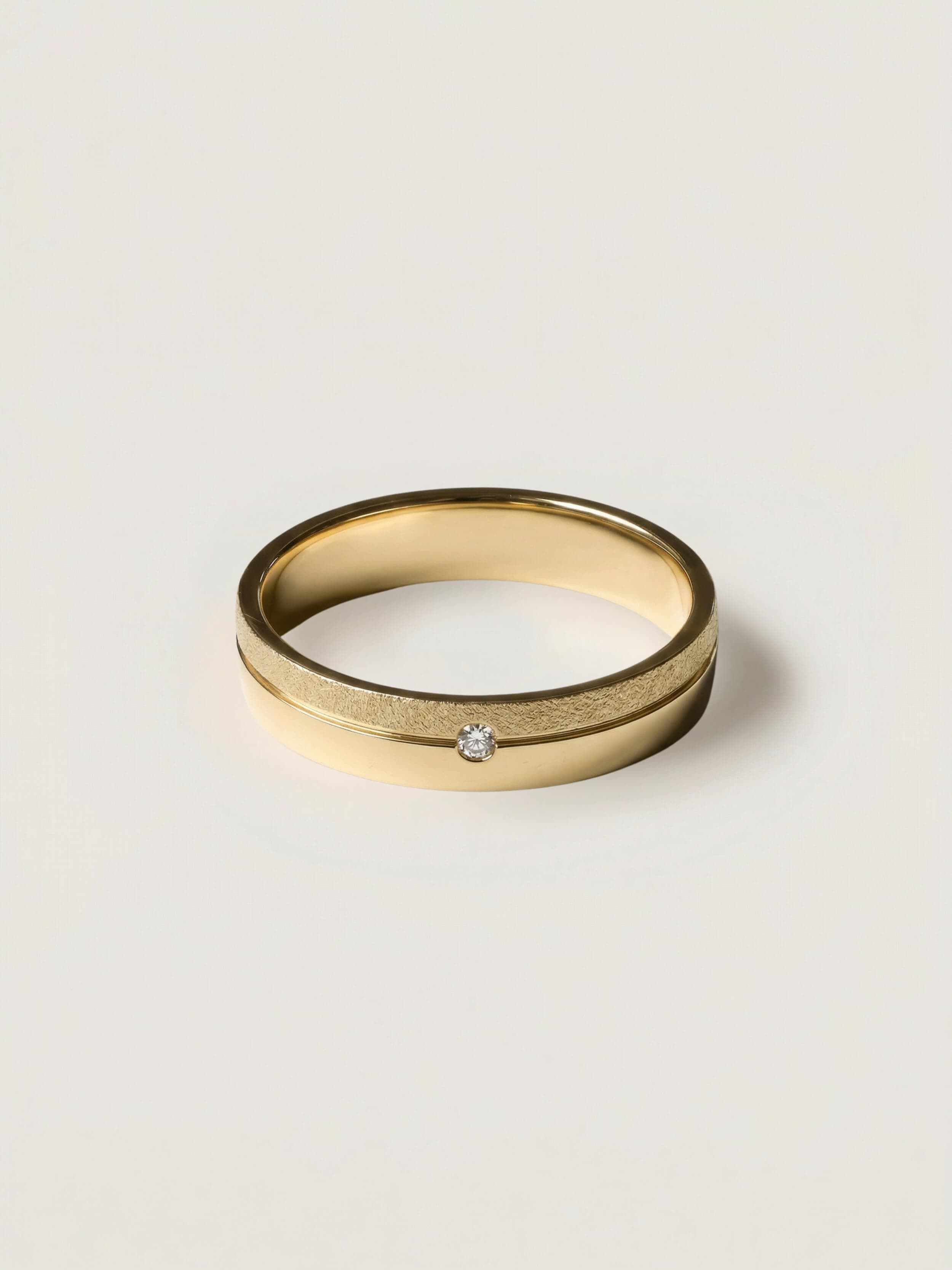 Brilliant Relief Ring in Yellow Gold