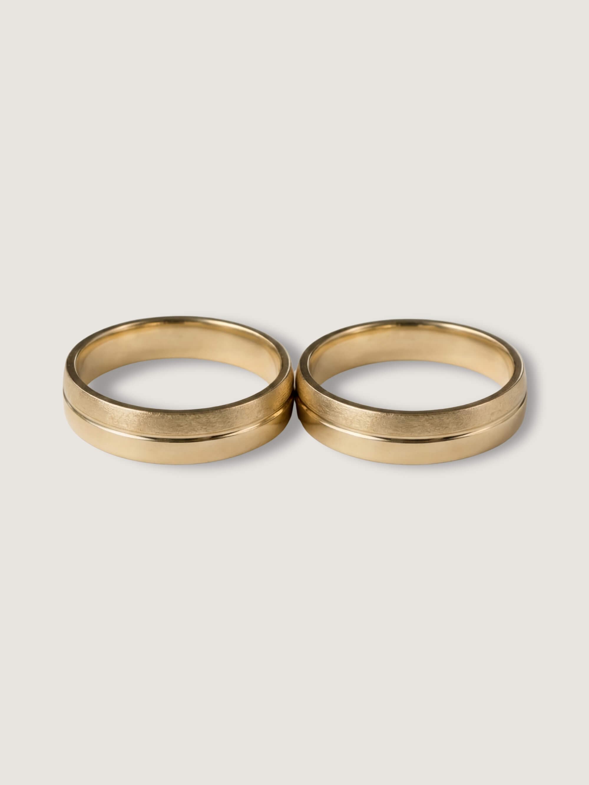 Relief Duo Wedding Rings in Yellow Gold