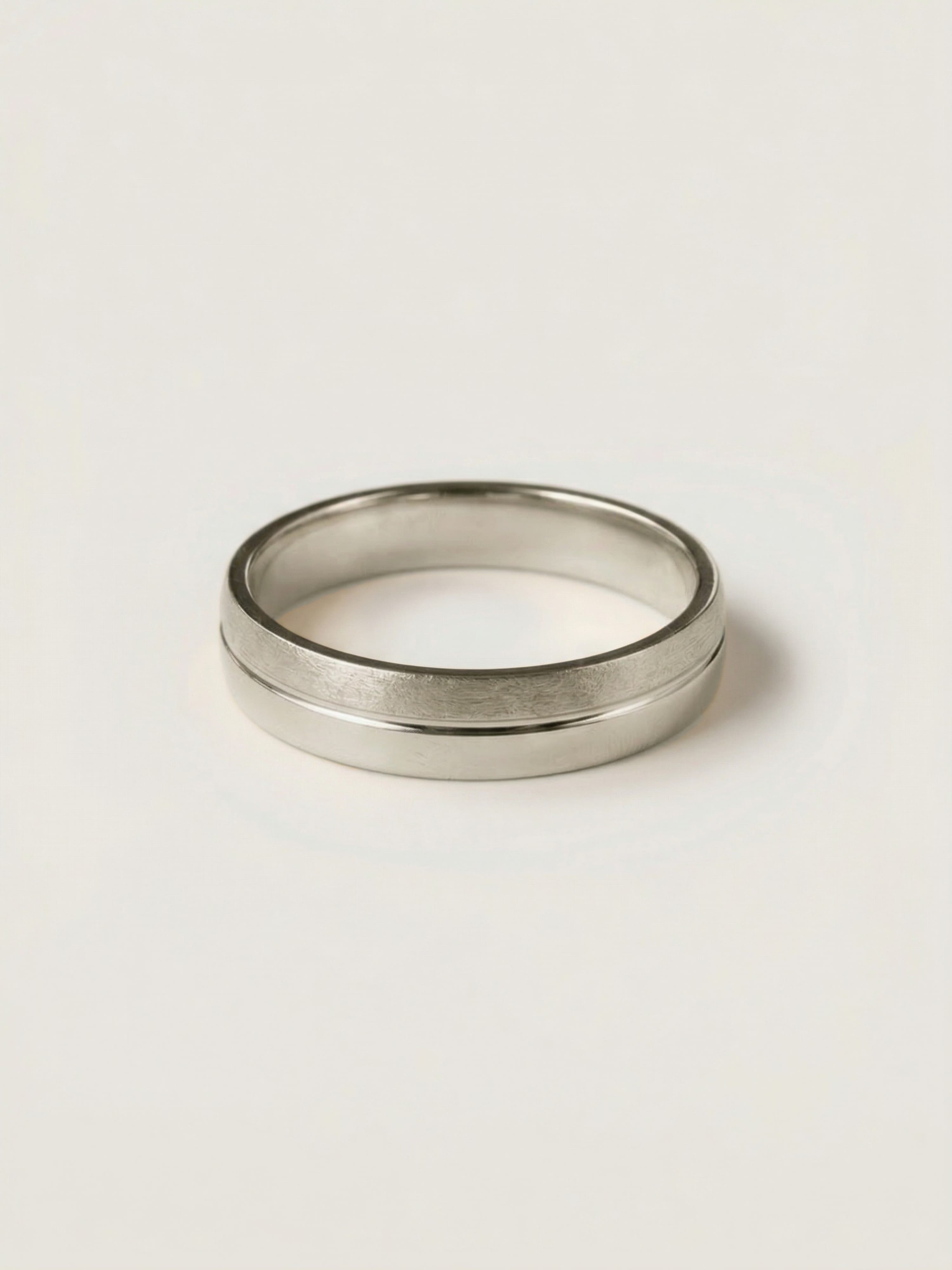 Relief Ring in White Gold
