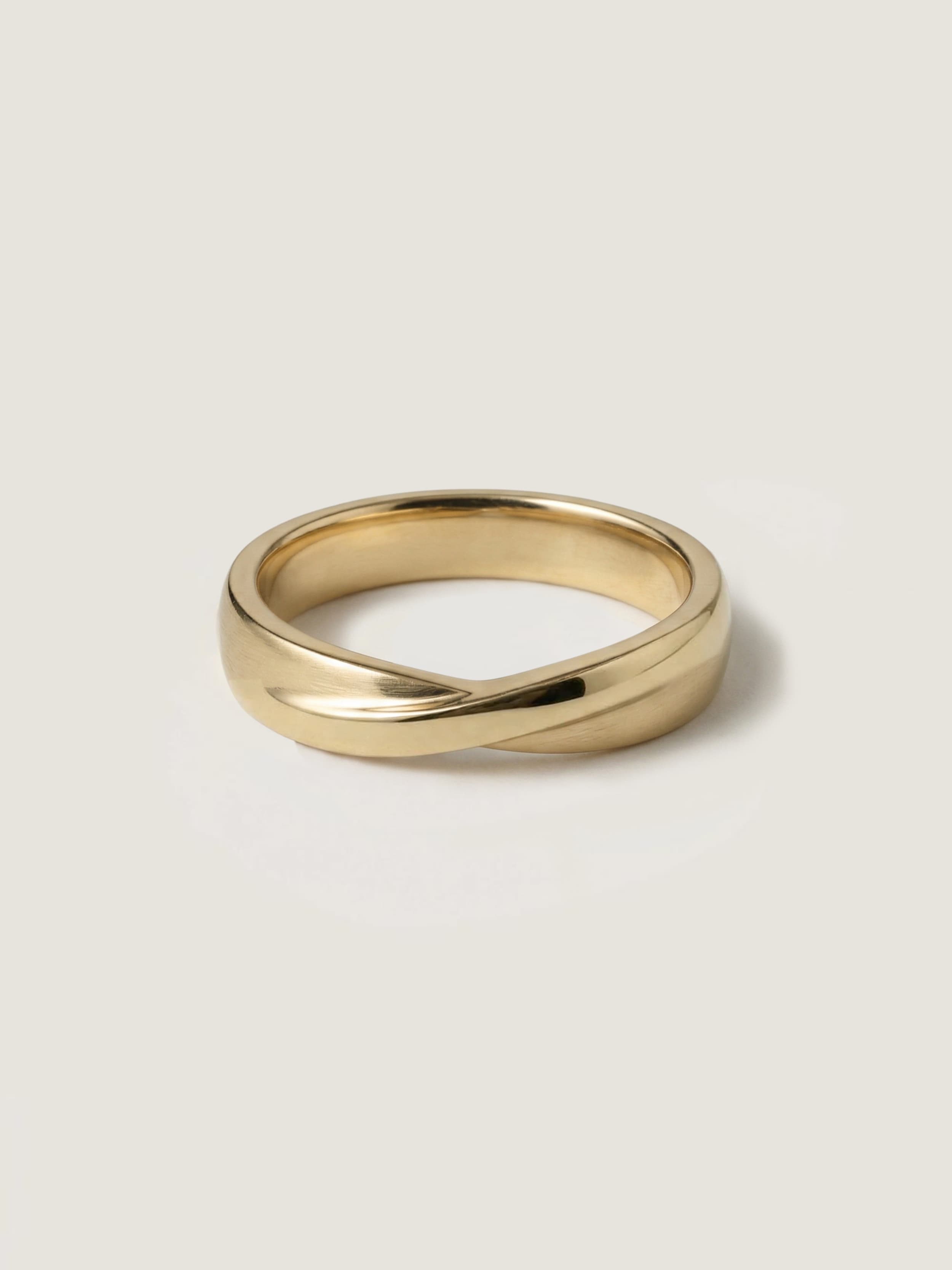 Union Ring in Yellow Gold