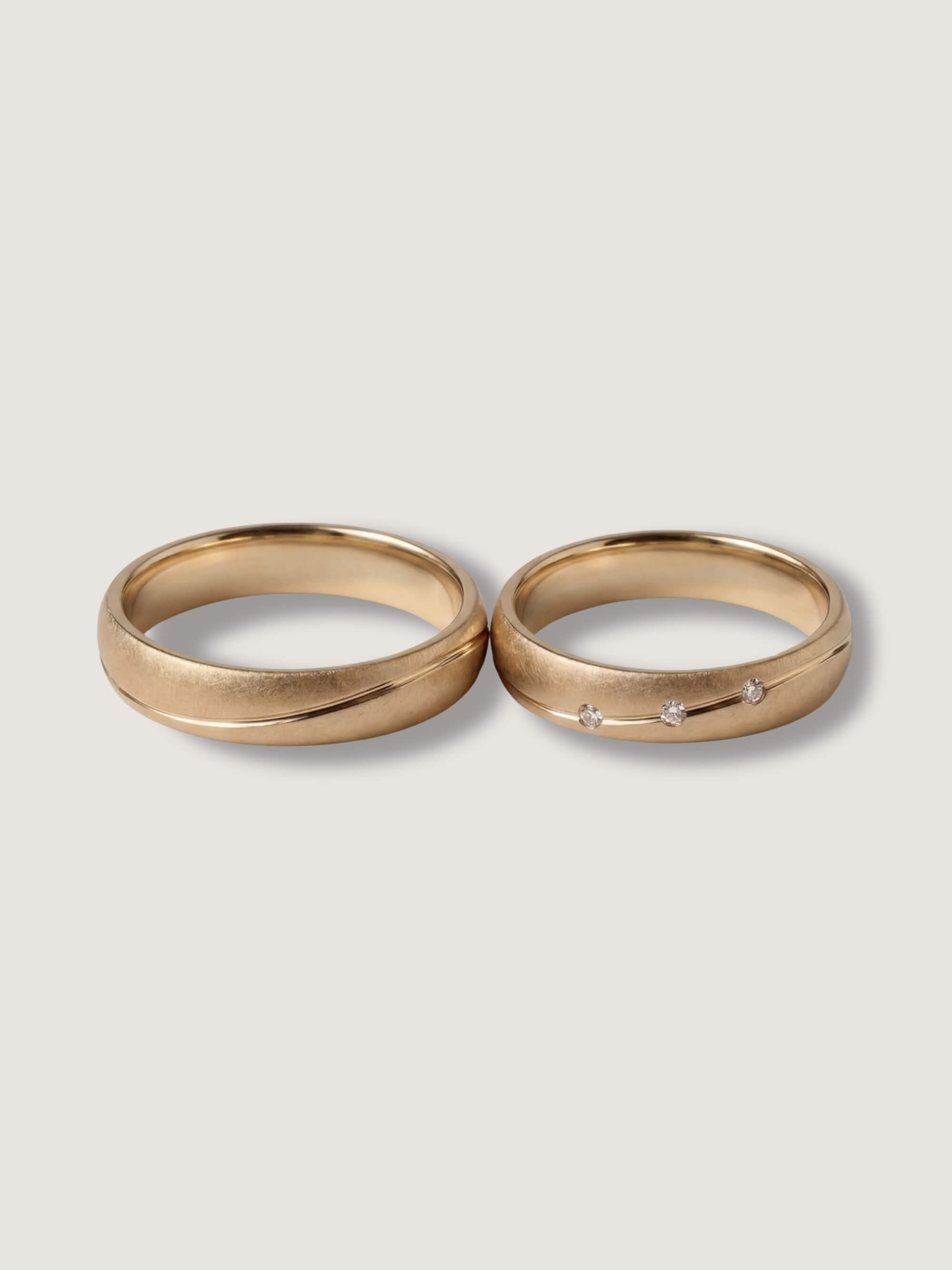 Waves and Waves Starlit duo wedding rings in yellow gold