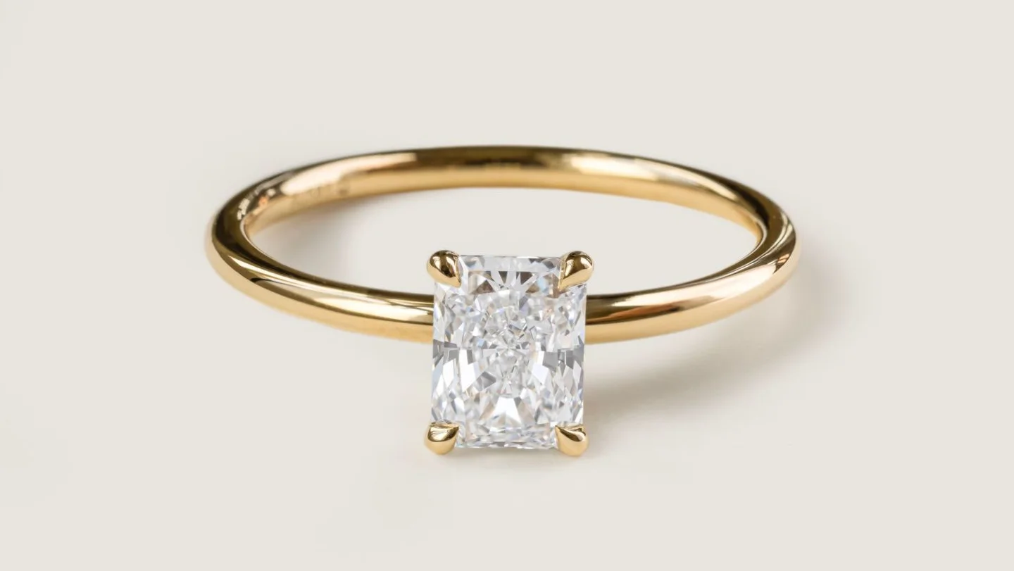 Anillo Clásico Corte Esmeralda